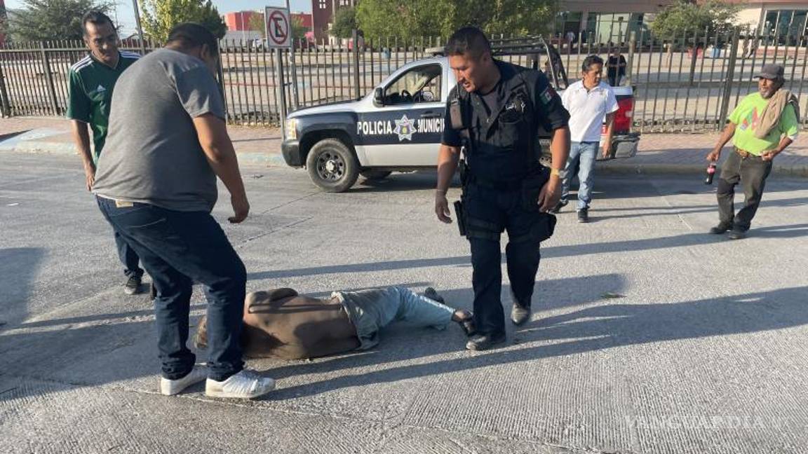 $!Una patrulla llegó al lugar y, al recibir ayuda, el hombre se reanimó lo suficiente para contar su historia.