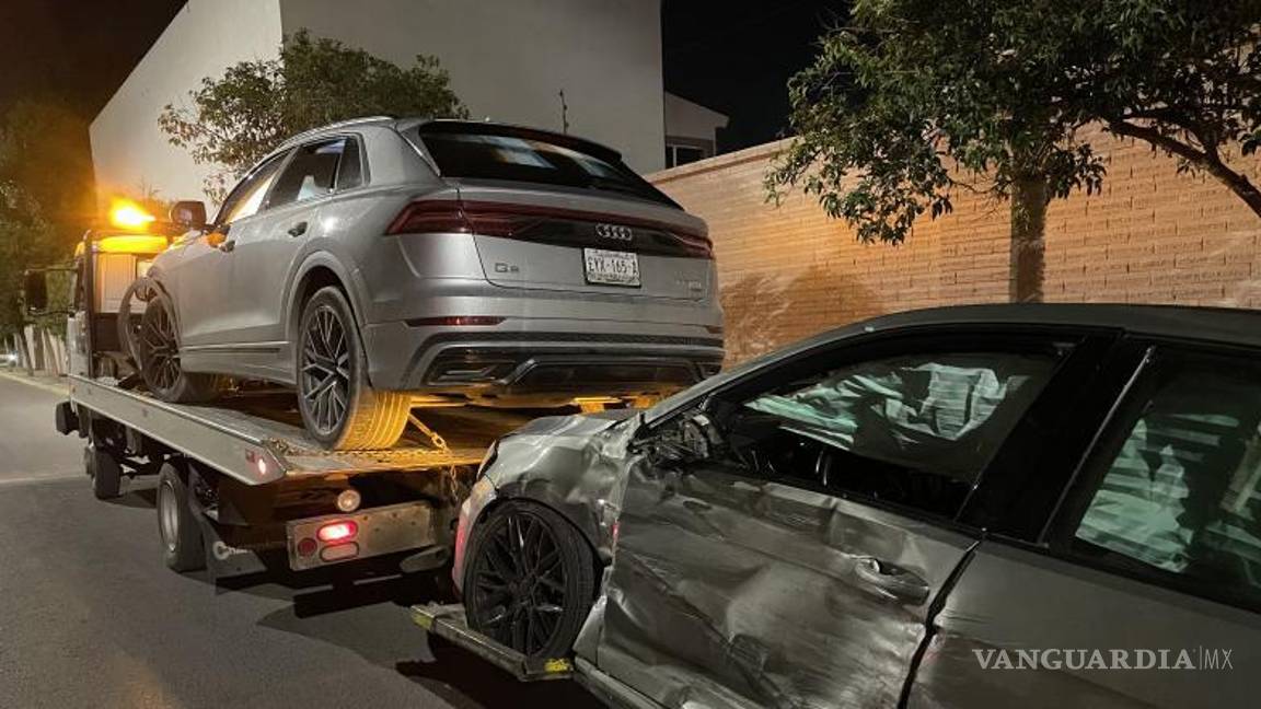 $!El oficial de Tránsito solicitó el apoyo de una grúa para remolcar los vehículos.