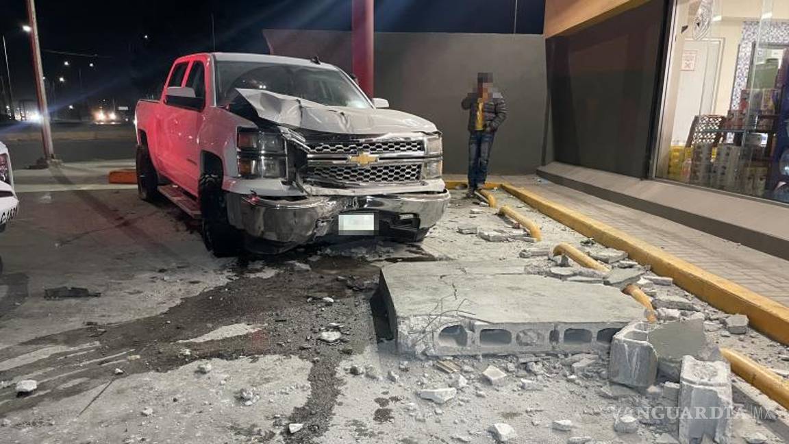 Derriba barda de tienda tras perder el control en Saltillo; es detenido