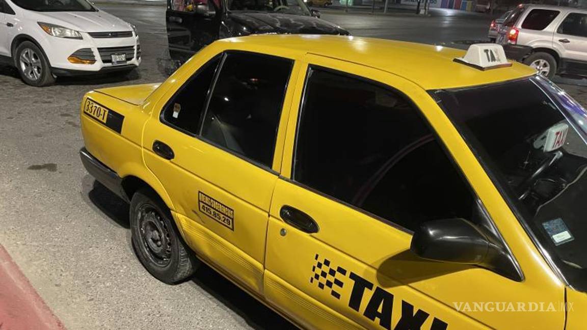 $!Elementos de Tránsito Municipal detuvieron al taxista para deslindar responsabilidades por el accidente.