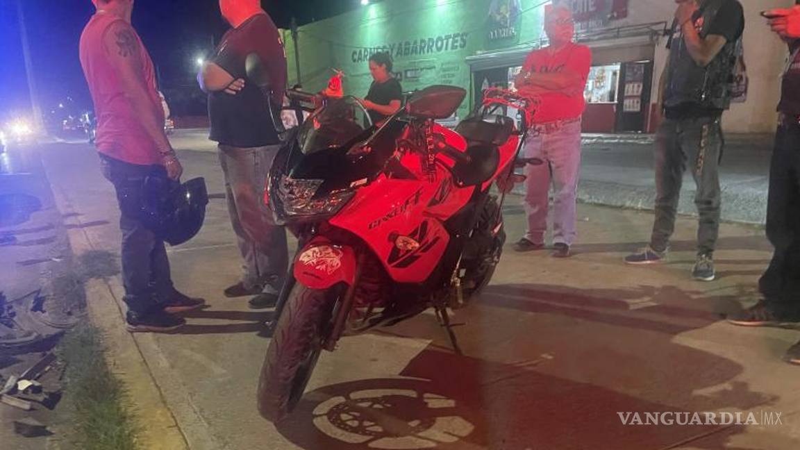 $!La moto en la que viajaban los jóvenes también presentaba algunos daños.