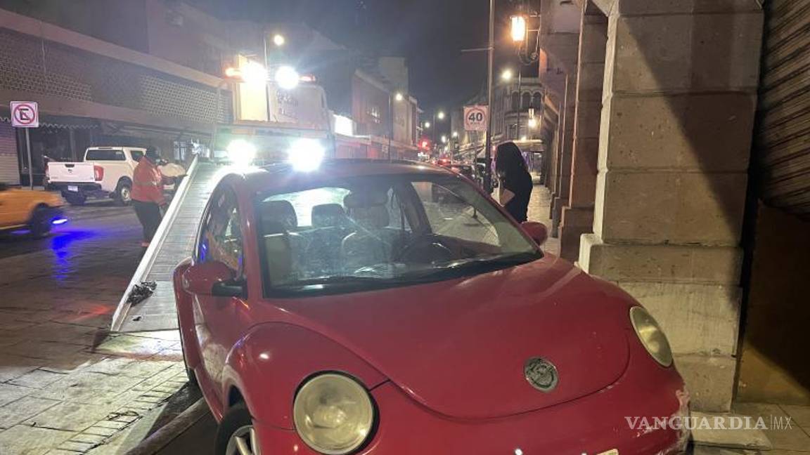 $!El auto impactó contra la cortina metálica de uno de los locales del mercado, destrozándola por completo.