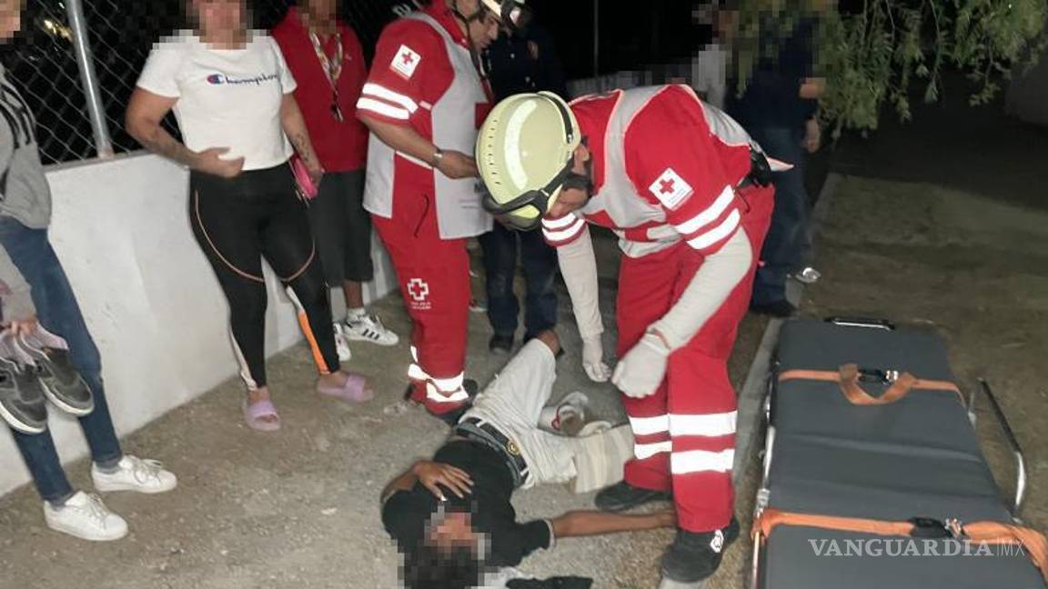 $!Paramédicos de Cruz Roja brindaron atención inmediata al menor agredido con un machete.