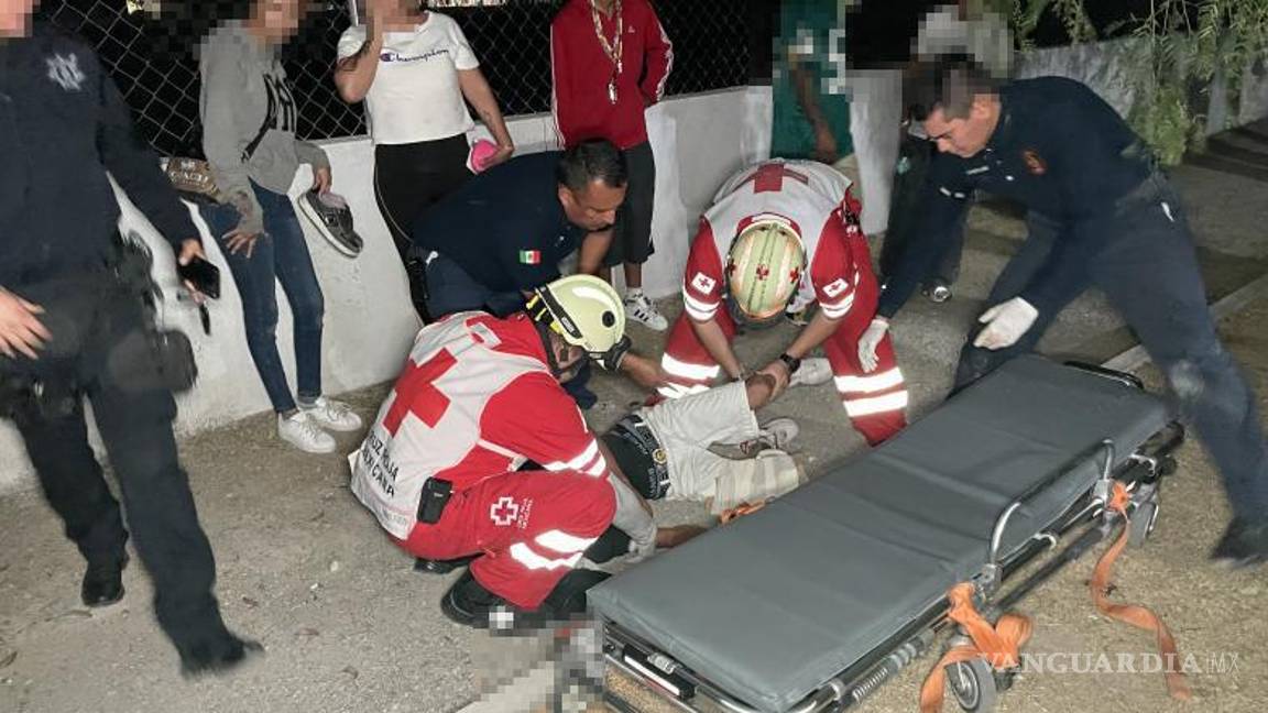 $!El adolescente fue trasladado de emergencia a la Clínica 70 del IMSS tras sufrir heridas graves en pierna y espalda.