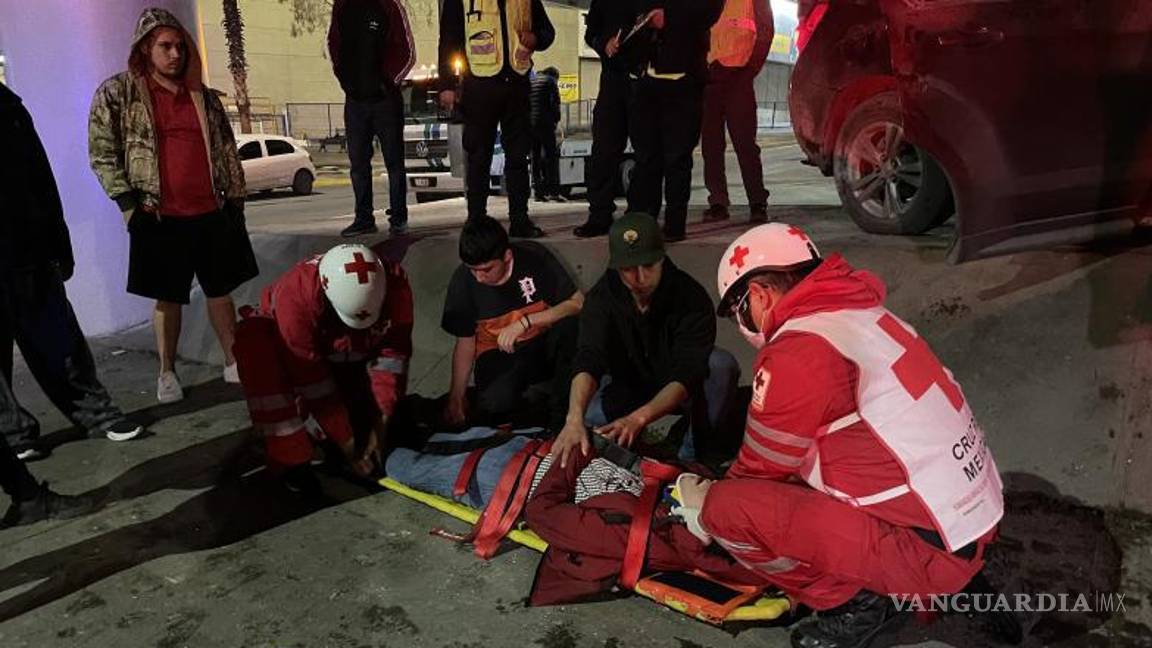 $!Paramédicos de Cruz Roja brindaron atención al joven conductor y lo trasladaron a un hospital para recibir tratamiento médico.