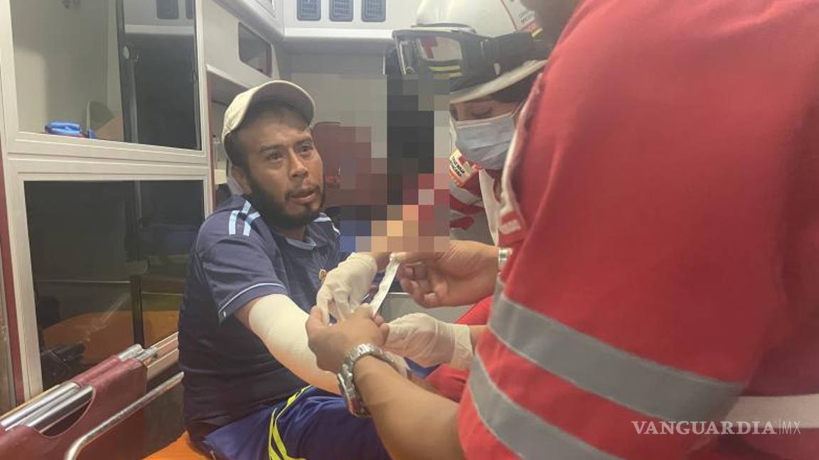 $!Los paramédicos recomendaron al joven regresar a la clínica debido a la posibilidad de infección.