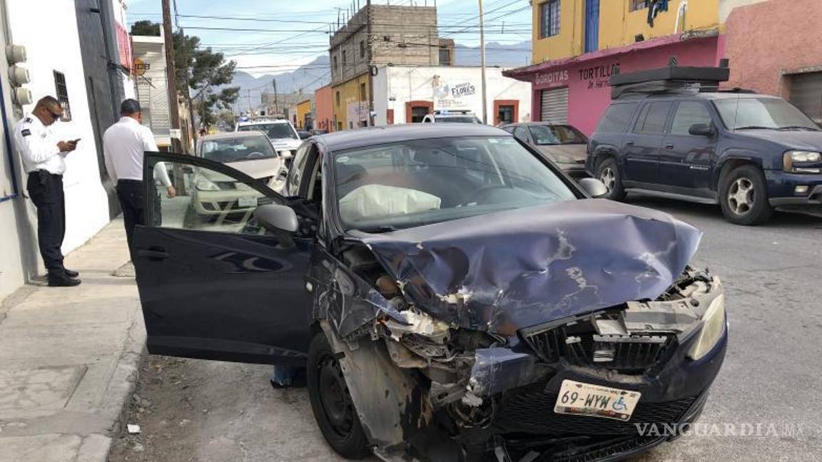 $!Tras el impacto, el auto quedó completamente dañado de la parte frontal.