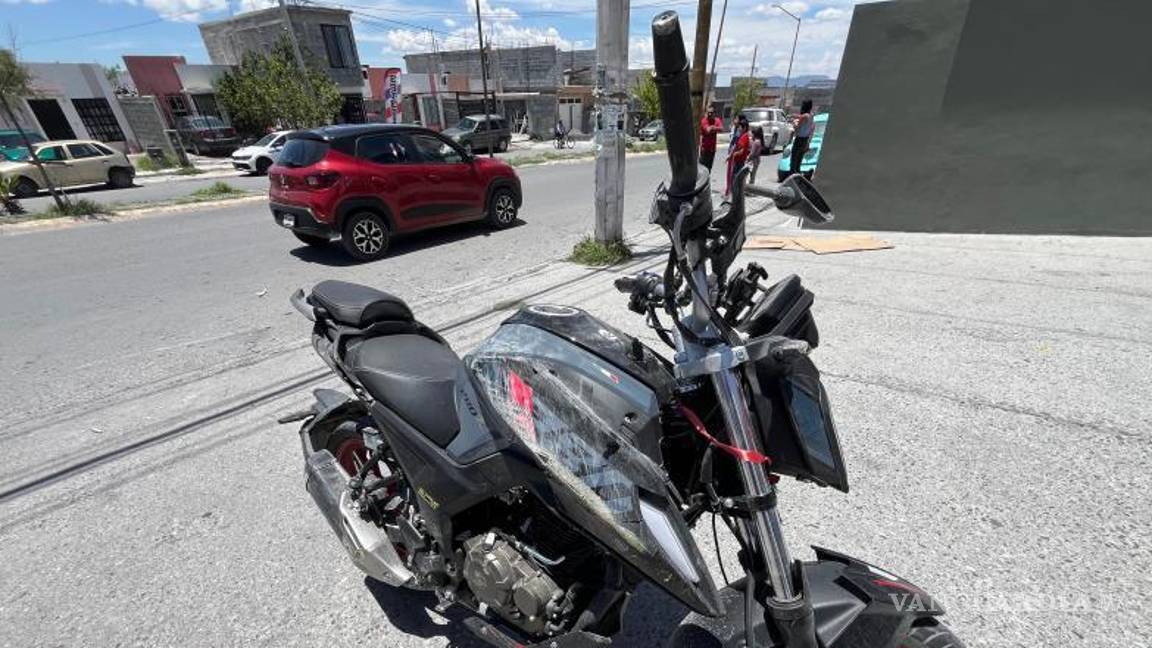 $!Tras el impacto, el motociclista terminó estrellándose contra árboles del camellón central del bulevar Misión Santa Lucía.
