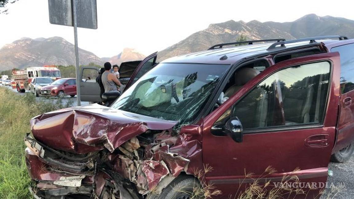 $!La camioneta Chevrolet en la que viajaba una familia que sufrió heridas en el accidente.