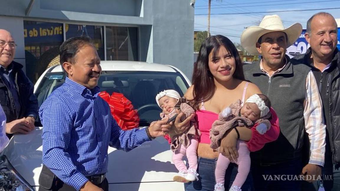 $!Organizadores del sorteo hicieron la entrega del auto a la jovencita.