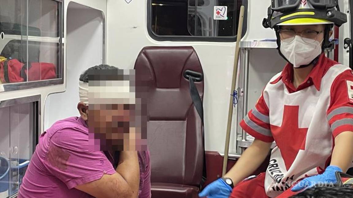 $!Othoniel ¨N¨ recibió atención prehospitalaria tras ser derribado de su motocicleta en el bulevar Francisco Coss.