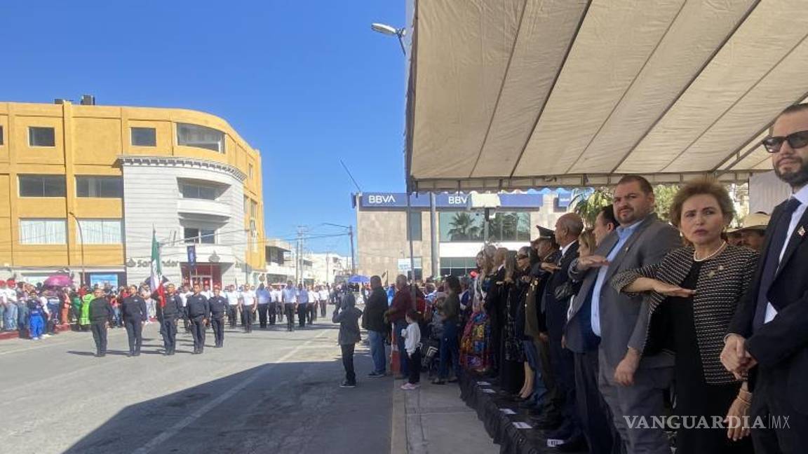 $!Contingentes escolares y de seguridad recorrieron las calles del centro en una celebración llena de historia y cultura.
