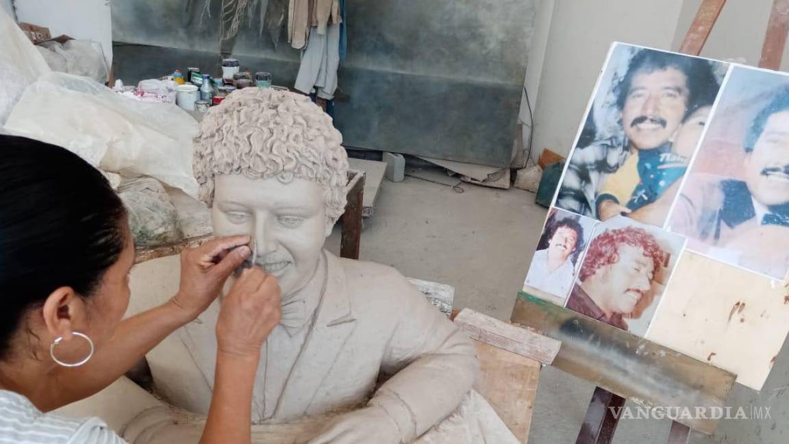 $!La escultora Yolanda en la elaboración del boceto de barro.
