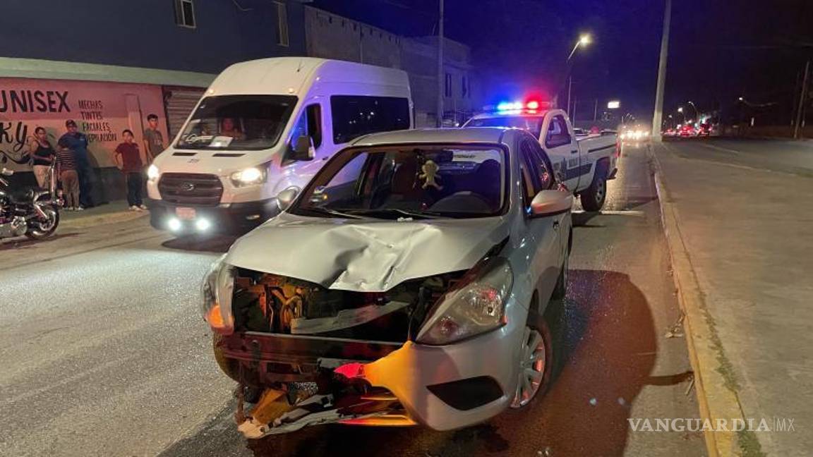 $!El fuerte impacto dejó el frente del coche destrozado.