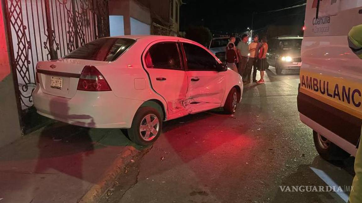 $!Dos patrullas de tránsito municipal acudieron al lugar del accidente para tomar el control de la situación y detener a los conductores involucrados en el choque.