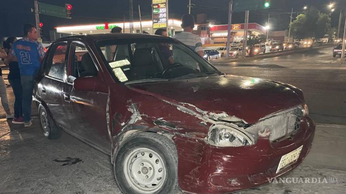 $!El impacto fue tan potente que el auto fue a dar a la banqueta de un lavado de autos, donde quedó casi destruido.