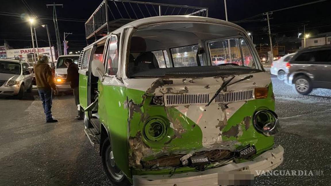 $!La combi Volkswagen que impactó al Chevrolet Express en el cruce con el bulevar Enrique Martínez y Martínez