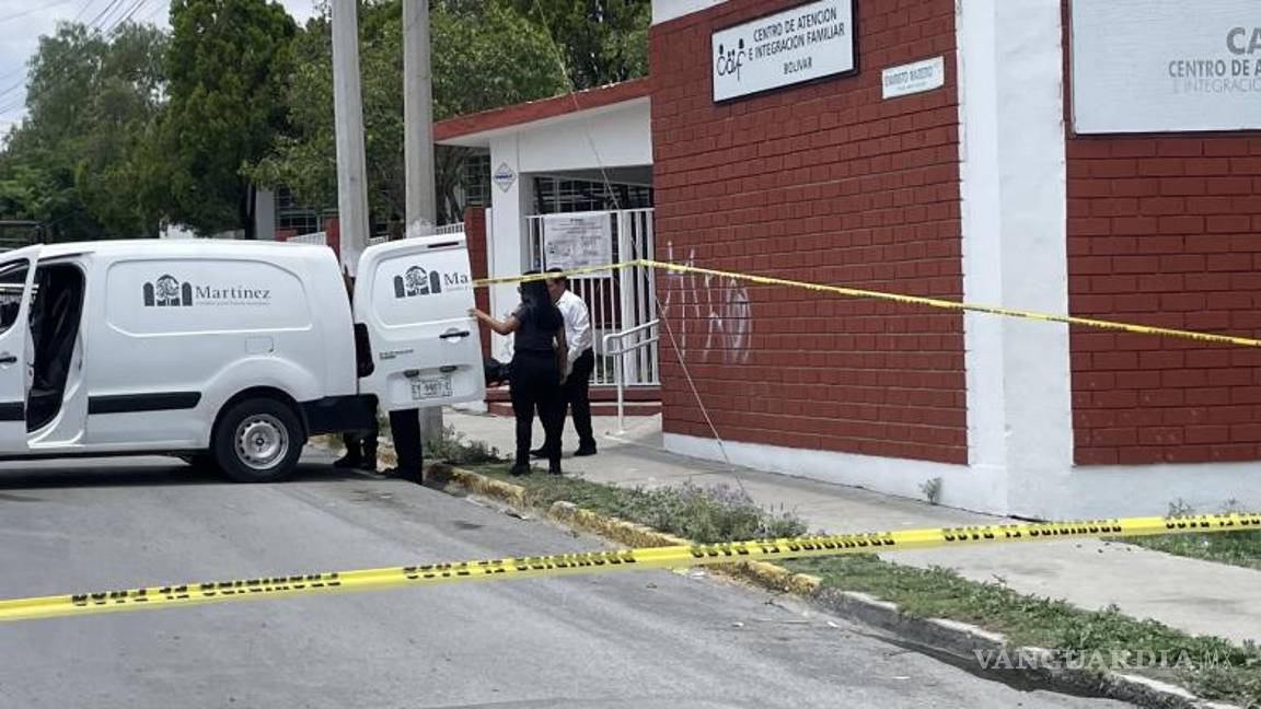 $!Personal forense trasladó el cuerpo del adulto mayor fallecido en la casilla del fraccionamiento Simón Bolívar, bajo protocolo de ley.