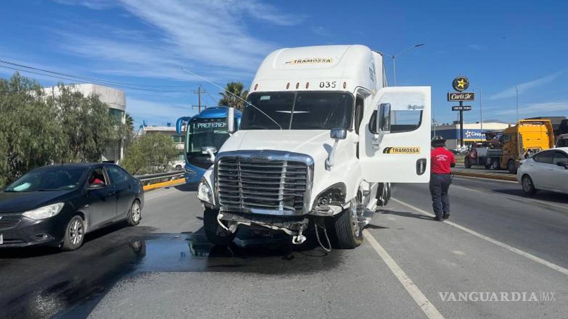 $!El tráiler derribó una palma, cruzó hacia el carril contrario y chocó contra una camioneta, dejando solo daños materiales.