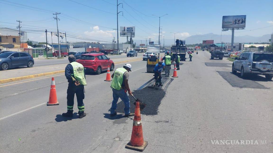 $!Brigadas municipales realizaron labores de bacheo en el periférico Luis Echeverría Álvarez, atendiendo zonas con mayor afectación por lluvias.