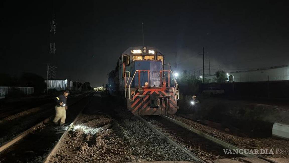 $!El tren impactó al tráiler, al que partió en dos.