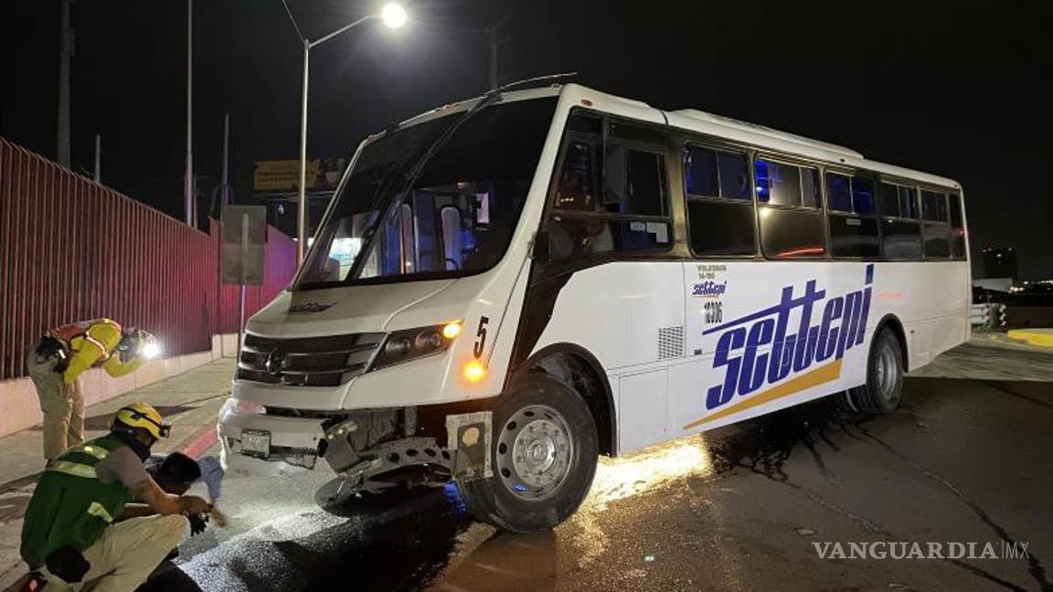 $!Choca transporte de personal tras falla mecánica.