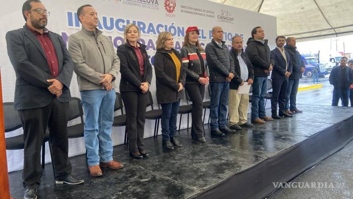 $!Autoridades y representantes de Canacar durante la apertura del primer centro especializado en Monclova.