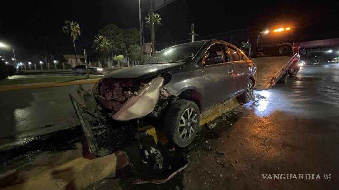 $!una grúa para remolcar el auto y la conductora llevada a las celdas para que responda por los daños