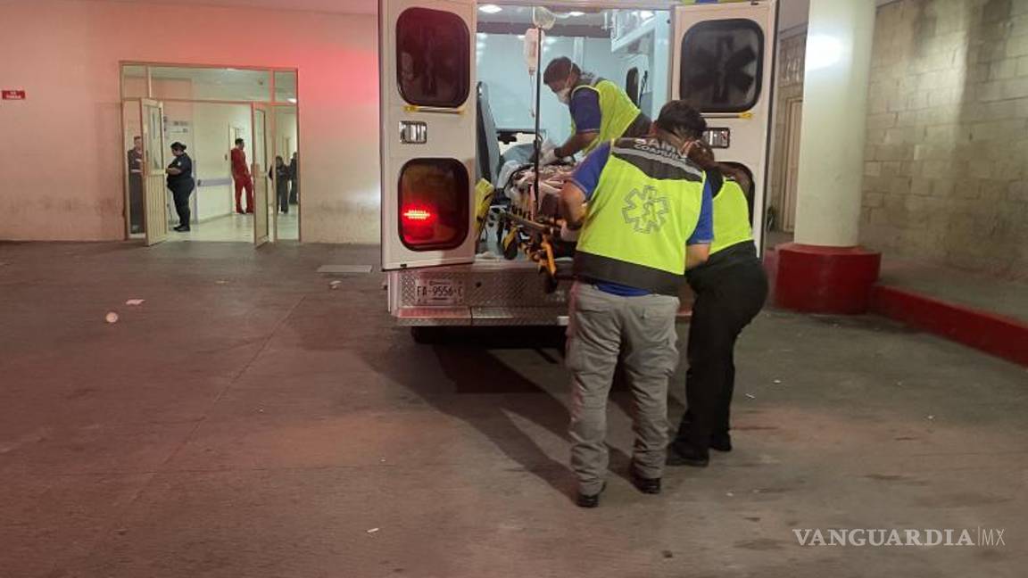 $!El afectado portaba fragmentos de vidrio en las manos y amenazó a los rescatistas.