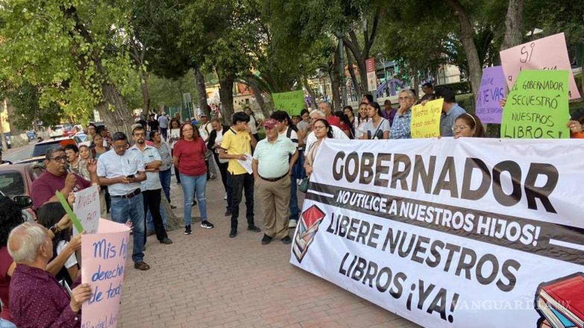 $!Aseguran los maestros, que los libros no tienen los defectos que les achacan.