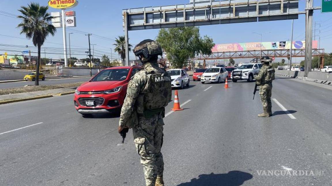 $!Personal de la Policía Municipal y la Marina se encargaron de abanderar el accidente y regular el tránsito.