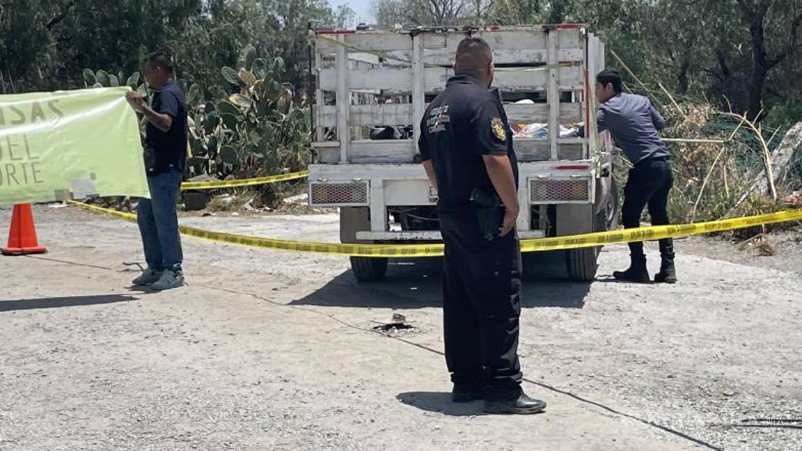 $!Aseguran los empleados que las autoridades “les plantaron” propaganda y los policías de inmediato retiraron al perito para evitar una agresión en su contra.