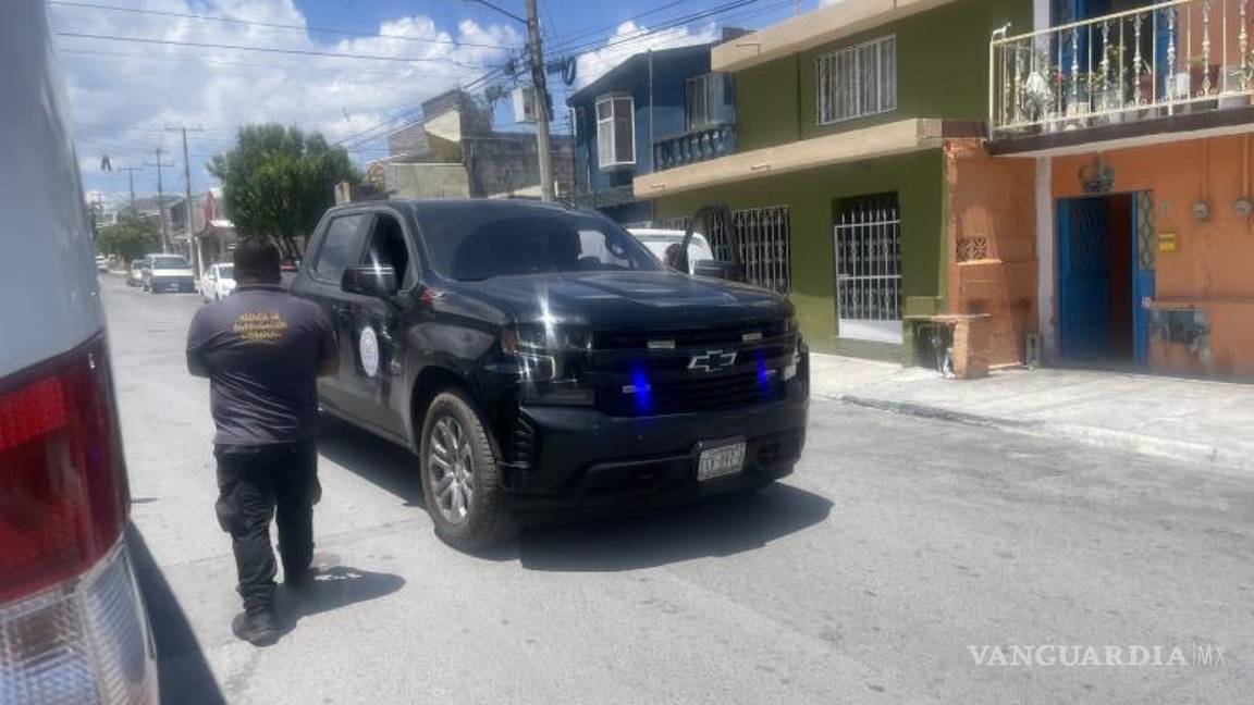 $!Por el fuerte olor en el domicilio, los peritos usaron mascarillas especiales y rociaron químicos para realizar el levantamiento del cadáver.