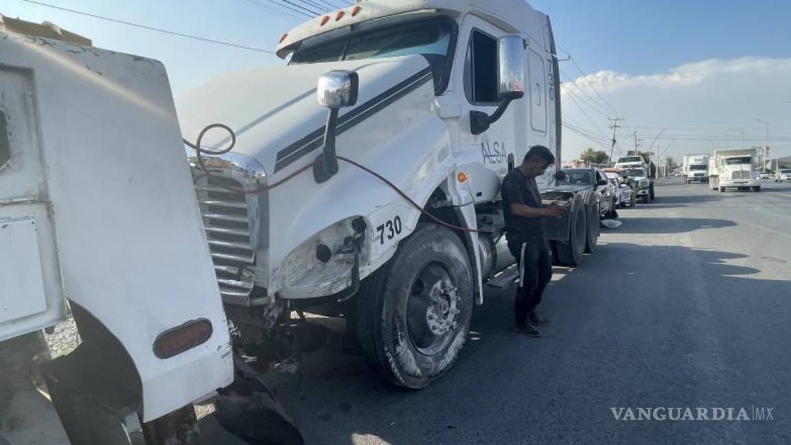 $!El accidente paralizó la circulación de la vialidad.