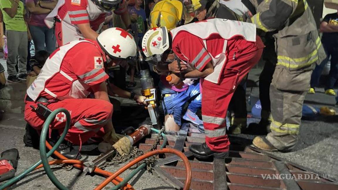 $!Los vecinos aplaudieron el valiente esfuerzo de los paramédicos y bomberos, y Jorge finalmente pudo disfrutar de la hamburguesa que había comprado antes del incidente.