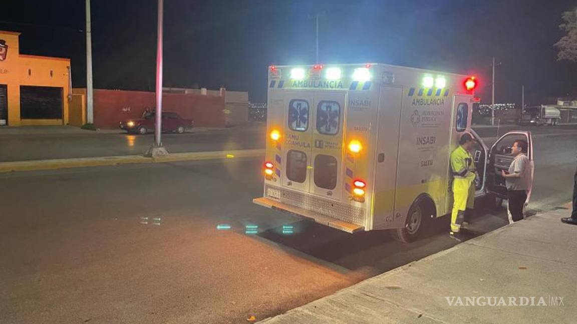 $!La mujer fue trasladada en ambulancia.