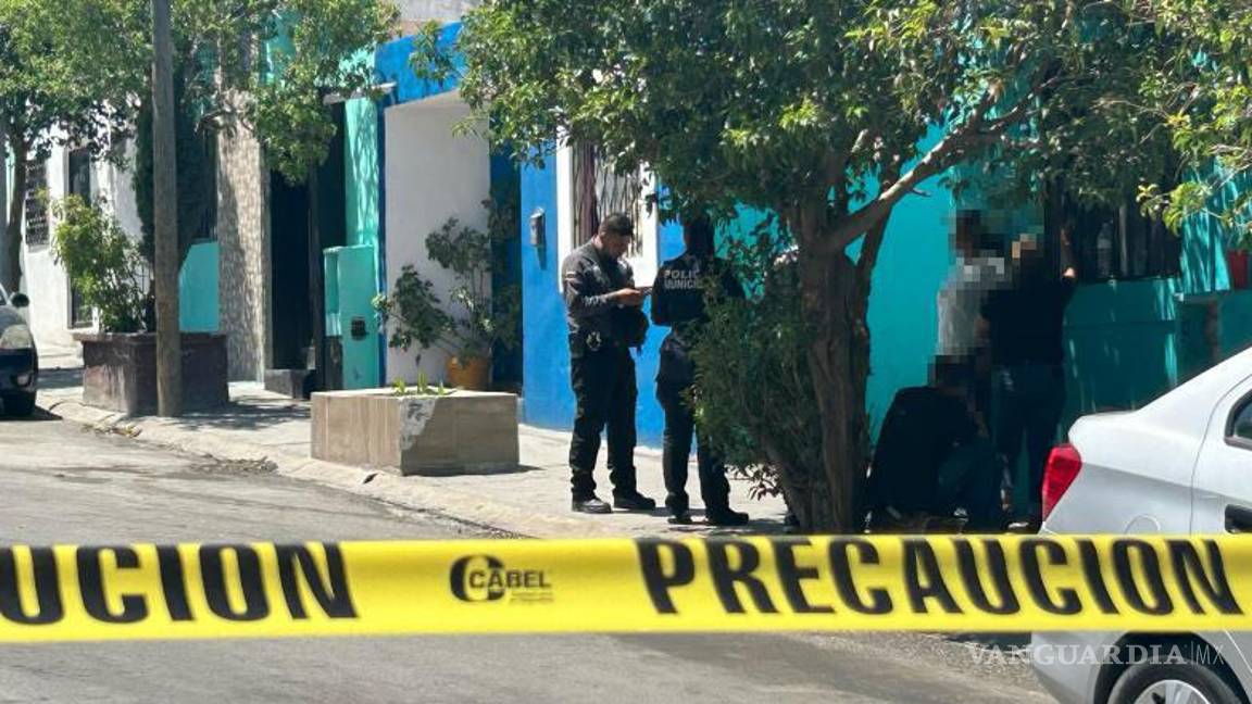 $!Agentes de la Fiscalía arribaron al domicilio para iniciar las investigaciones por la muerte del joven.