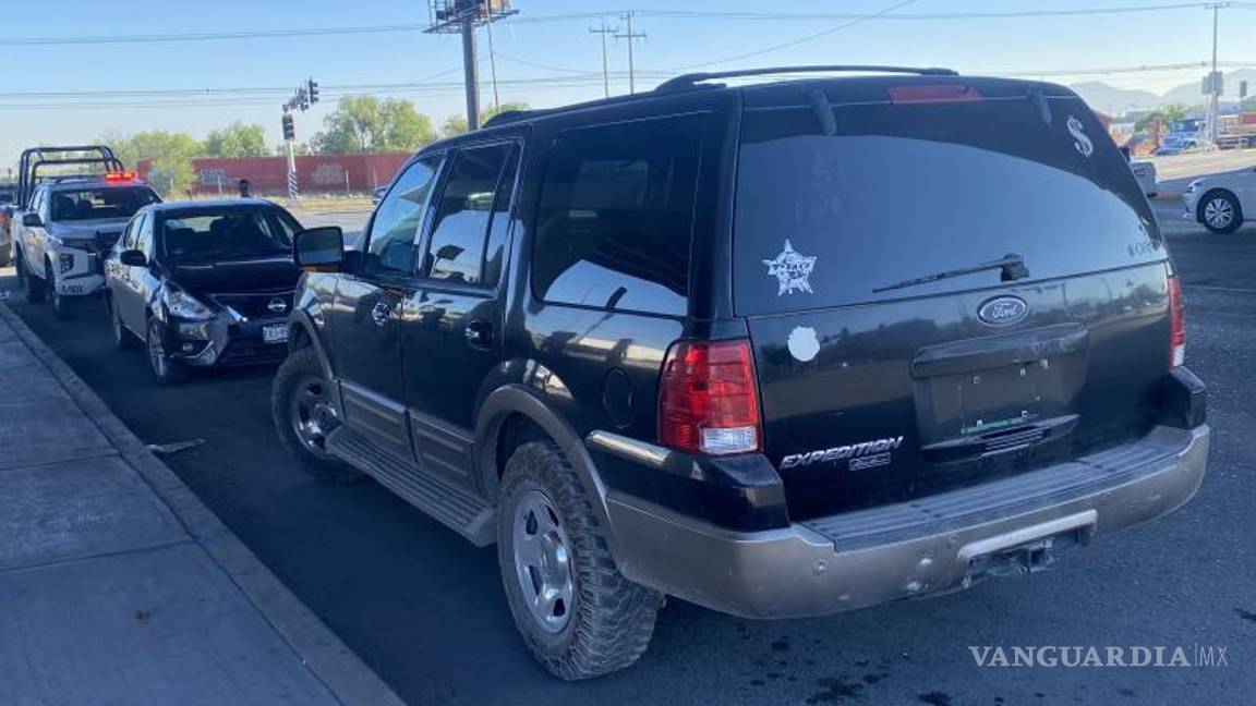 $!Cuatro vehículos quedaron dañados tras el choque en cadena sobre bulevar Fundadores, en Saltillo.