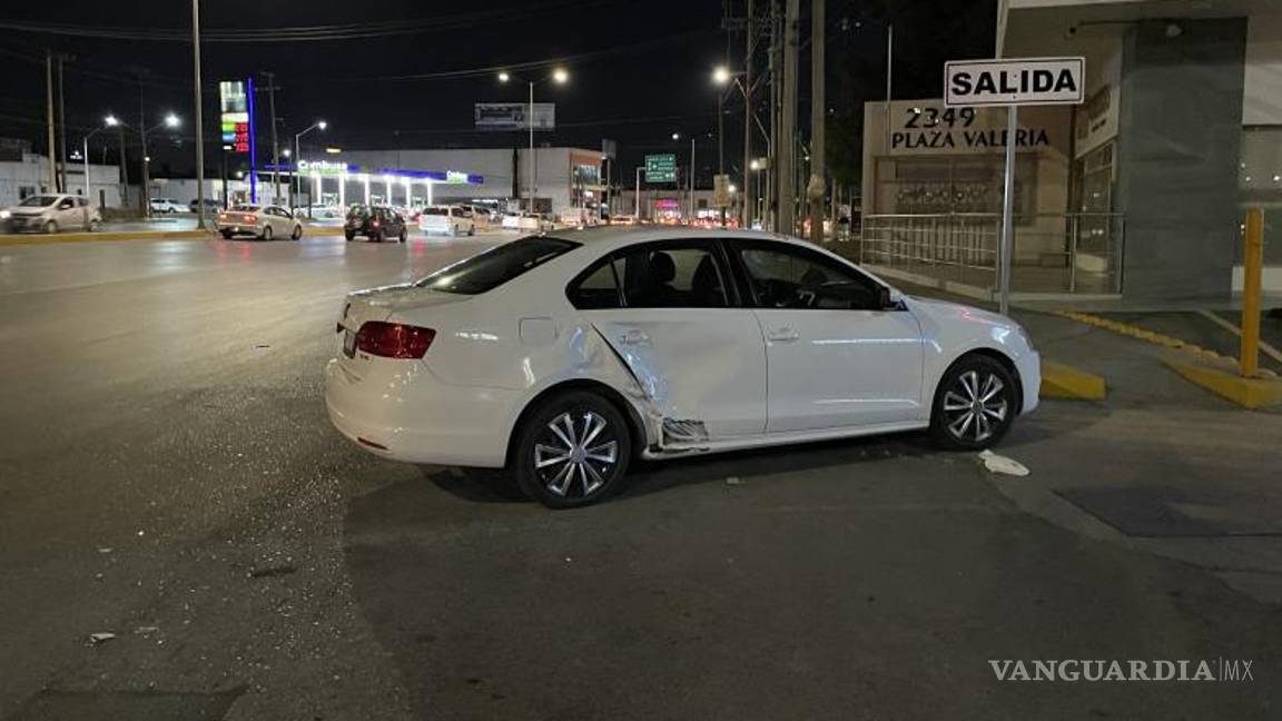 $!El auto responsable presentaba las huellas del percance.