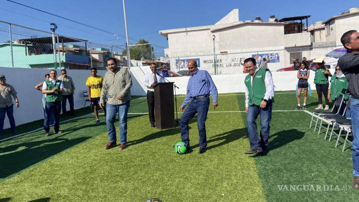 $!La inauguración de la nueva plaza y cancha de pasto sintético es parte del programa “Obras Sociales a Pasos de Gigante”.