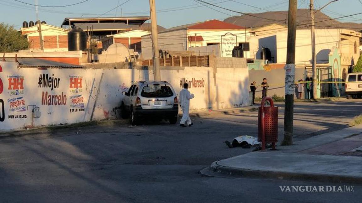 $!La joven terminó tendida en el pavimento sin vida.