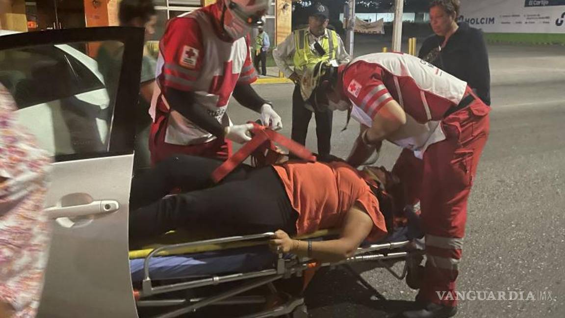 $!Tras el impacto, la mujer fue trasladada por paramédicos de la Cruz Roja para que recibiera atención médica.
