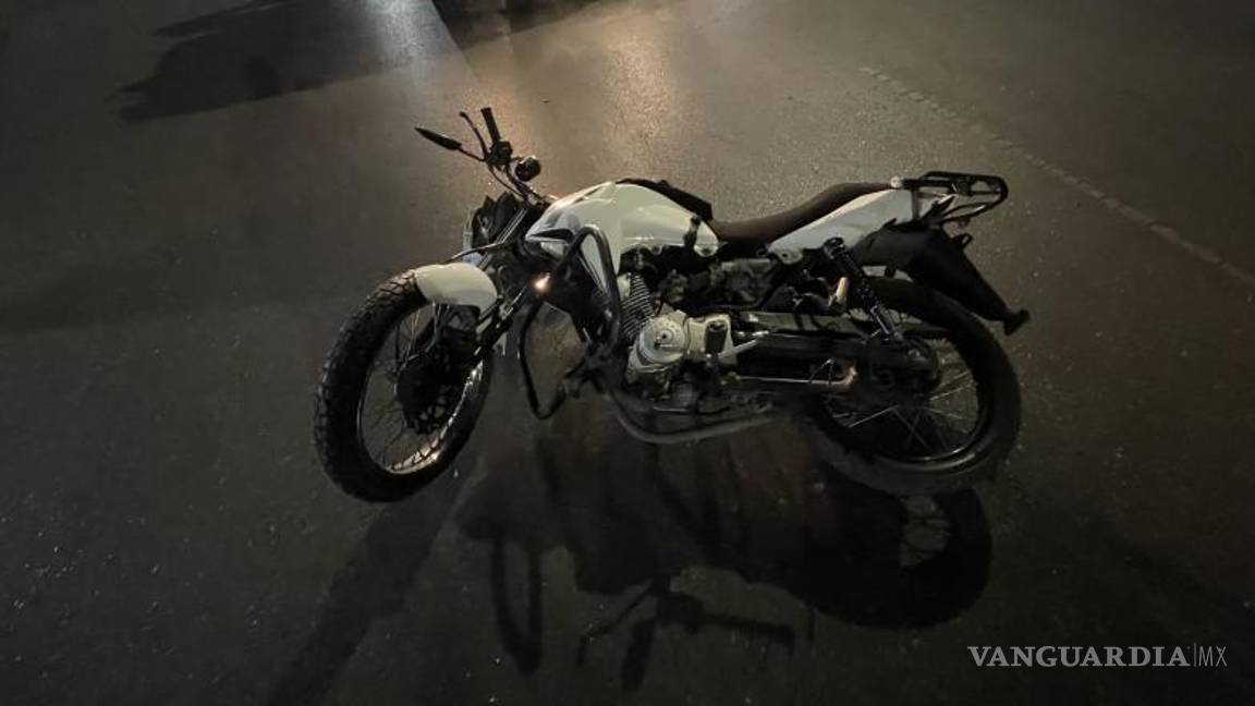 $!La moto del elemento policiaco acabó con daños.