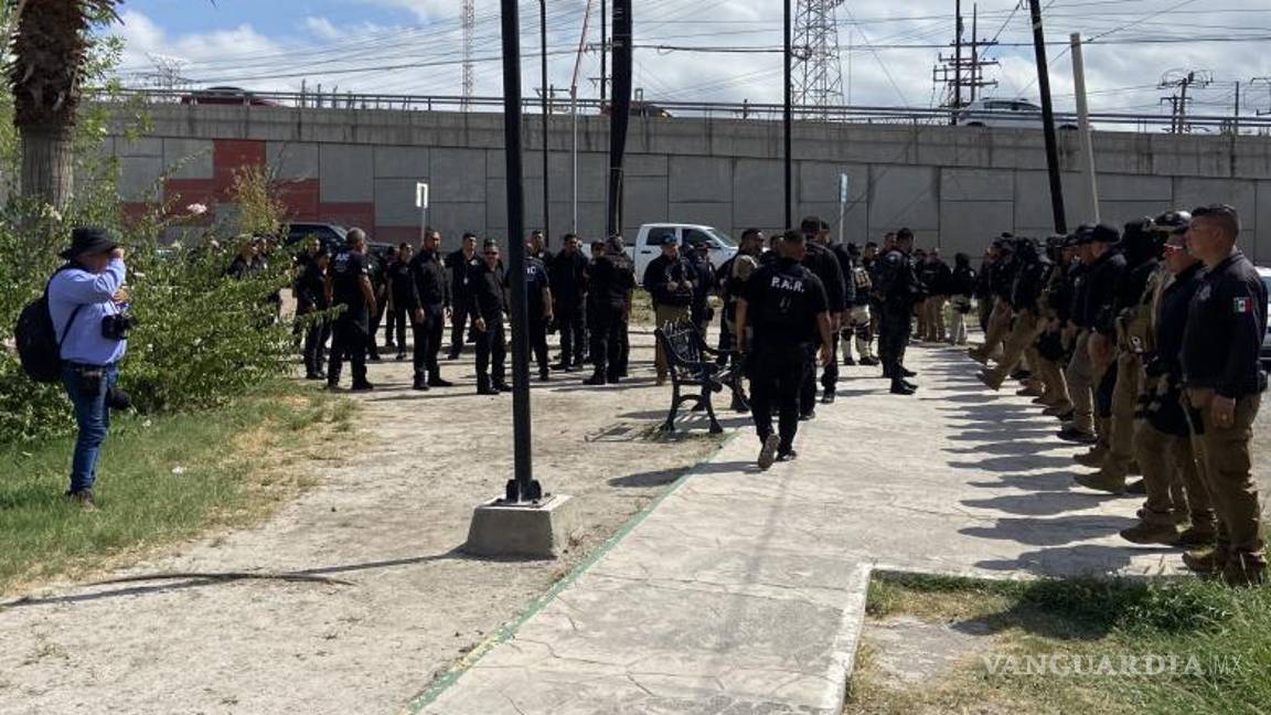 $!Los policías lograron disuadir la manifestación, con labor de convencimiento.