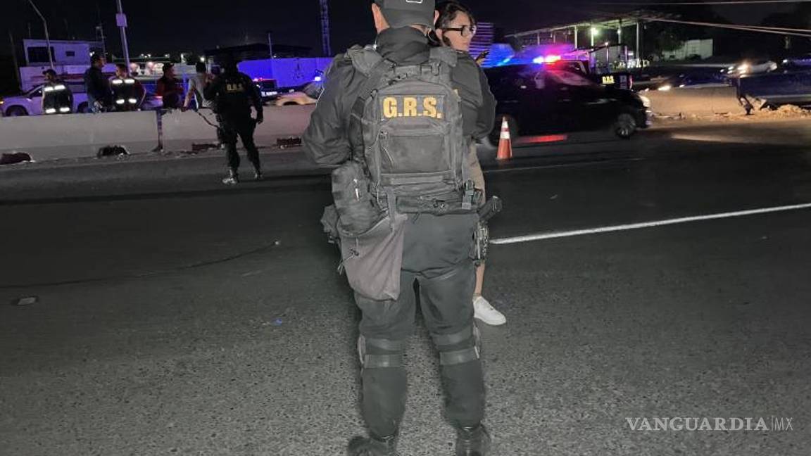 $!Ciudadanos grabaron el paso del tráiler en su huida, lo que podría ayudar a las autoridades a identificar al responsable.