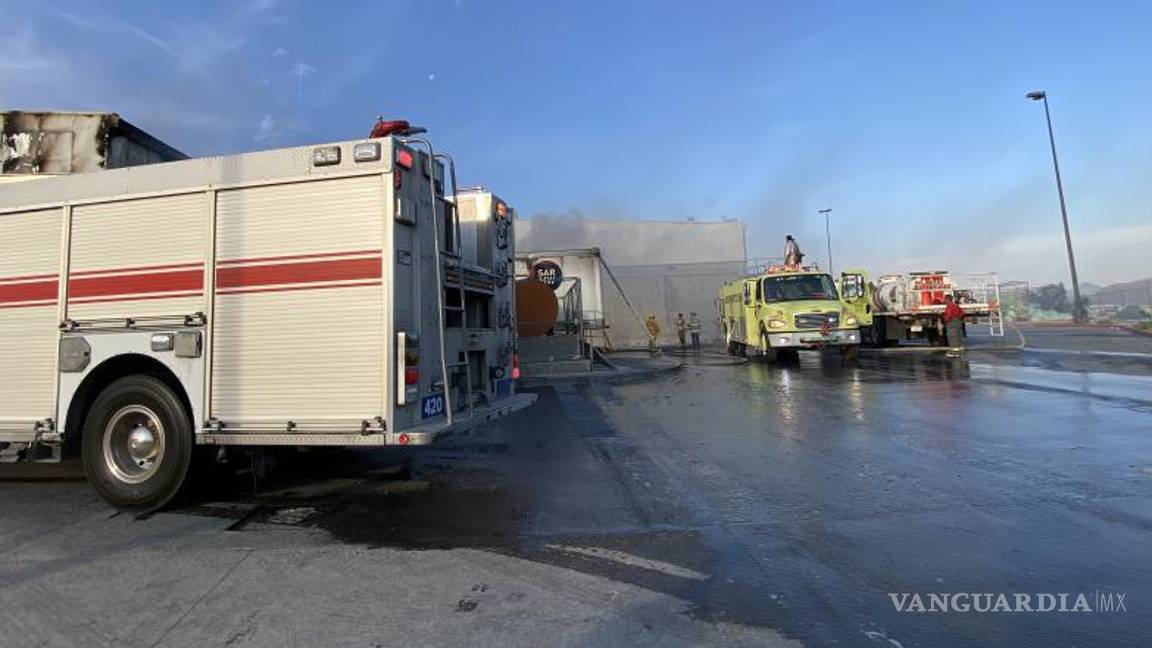 $!El personal de vigilancia del centro comercial indicó que el incendio podría haber sido provocado, ya que es el segundo en menos de 48 horas.