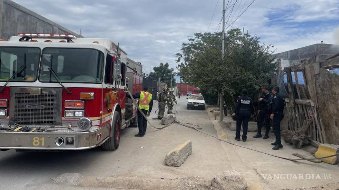 $!Personal de bomberos llegó al lugar para sofocar el fuego, que generó grandes columnas de humo visibles desde el bulevar Carlos Abedrop López.