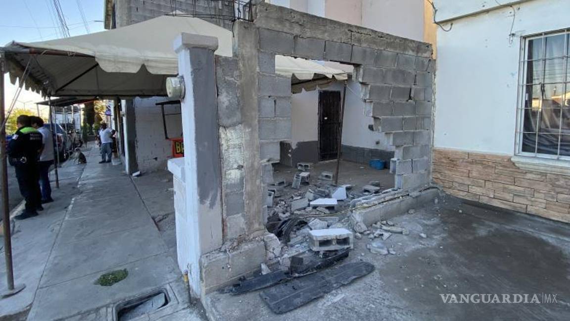 $!El impacto en la barda de la vivienda provocó la caída de una parte de la estructura, afectando la propiedad del lugar.