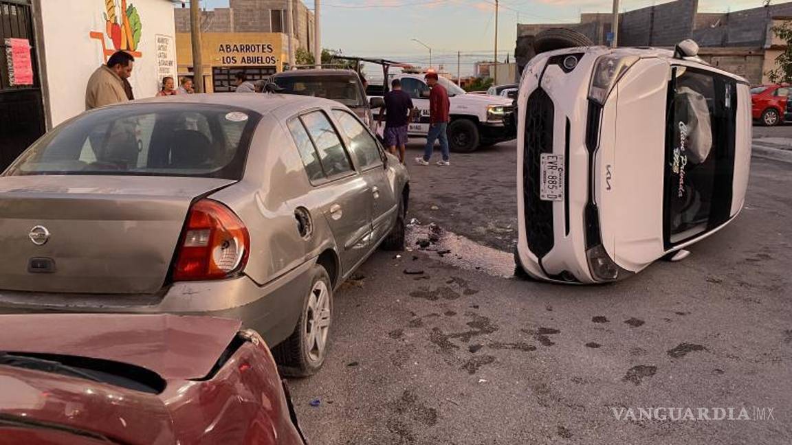 $!La policía detuvo al conductor, quien presentaba aliento alcohólico, tras el accidente ocurrido a las 5:30 horas.