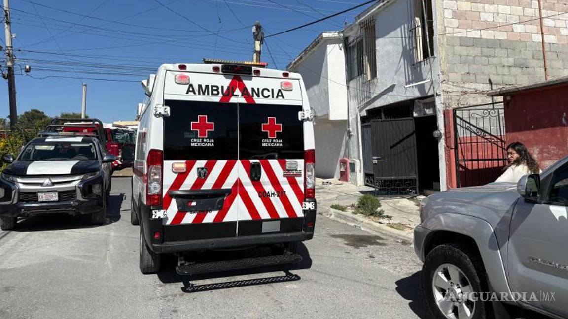 $!Elementos de la Cruz Roja Saltillo brindaron atención médica inmediata a la mujer afectada sin necesidad de traslado hospitalario.